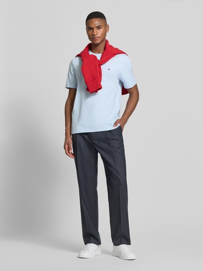 Męski model nosi Regular Fit T-Shirt aus reiner Baumwolle von Tommy Hilfiger, efekt: jednolity kolor, krój regular fit, wyhaftowane logo, okrągły dekolt, krótki rękaw, wykończenie materiału: dżersej, materiał: bawełna, jasnoniebieski, pełny widok z przodu