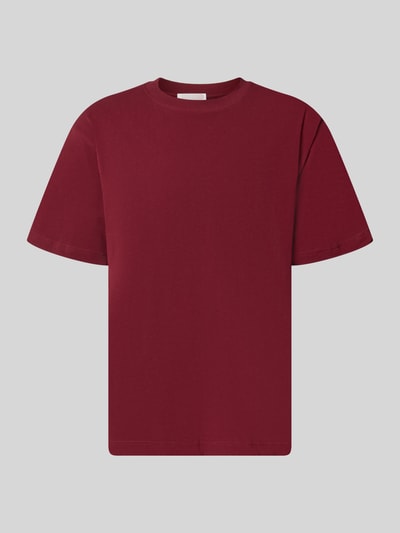 Produktfoto, dunkelrotes Relaxed Fit T-Shirt aus reiner Baumwolle Modell 'MAARKOS HEAVY WEIGHT' von ARMEDANGELS, glatte Textur