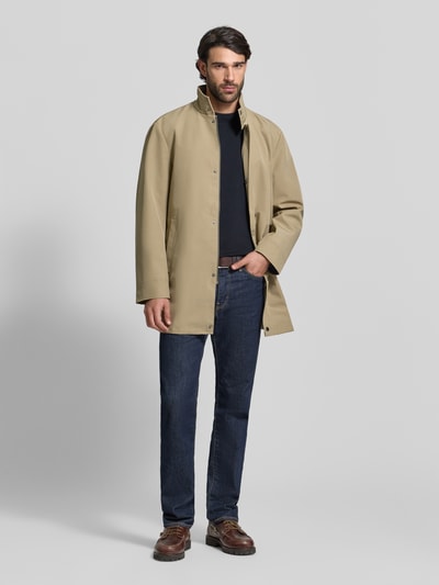 Männermodel trägt Regular Fit Mantel mit Stehkragen von Christian Berg Men in Beige, Elastischer-Material-Mix, Eingrifftaschen, Knopfleiste, Ganzkörperansicht von vorne