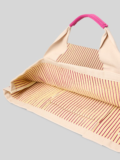 Produktfoto, Beach Bag mit Logo-Patch Modell 'Poplin' von STUDIO NOOS in Beige mit pink-gelben Streifen, offenes Hauptfach, Maße: Breite 60 cm, Länge 50 cm, Tiefe 11 cm, Schulterriemen 47 cm, strukturierte Baumwollpopeline