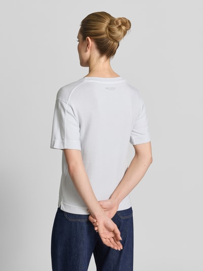 Frauenmodel trägt Comfort Fit T-Shirt aus reiner Baumwolle od Marc O'Polo, efekt: jednolity kolor, krój comfort fit, nadruk z logo, okrągły dekolt, krótki rękaw, prążkowane zakończenia, brustasza, drobny splot, bawełna, Ganzkörperansicht Rückansicht
