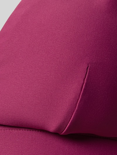 Produktfoto, einfarbiges pinkes Bikini-Oberteil mit Label-Detail von Marc O'Polo, glatte Jersey-Stretch-Textur, Detailaufnahme.