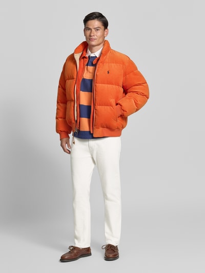Männermodel trägt Straight Fit Jeans aus Baumwoll-Leinen-Mix von Marc O'Polo, weiße Farbe, glatte Textur, Ganzkörperansicht von vorne, Herren Straight Fit Jeans von Marc O'Polo