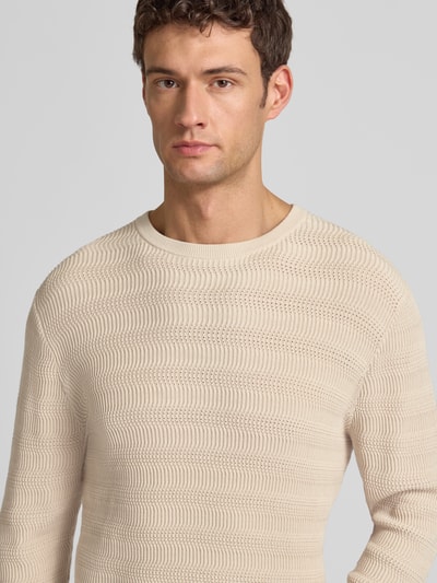 Männermodel trägt Regular Fit Strickpullover mit Rundhalsausschnitt von Antony Morato aus Baumwolle mit Strukturmuster, Nahaufnahme Oberkörper.