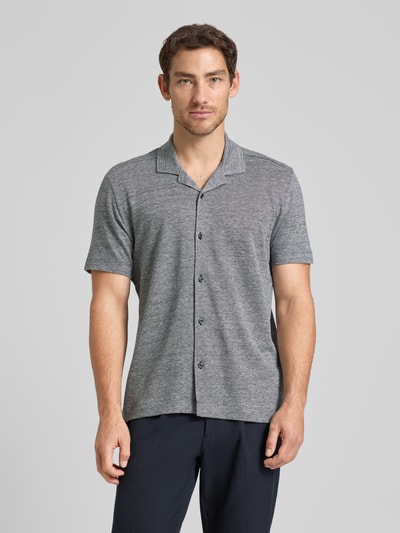 Männermodel trägt Regular Fit Freizeithemd aus Leinen-Baumwoll-Mix Modell 'H-POWELL' von BOSS in Melange-Optik, Ganzkörperansicht von vorne.