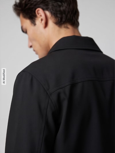 Männermodel trägt Regular Fit Blouson mit Viskose-Anteil Modell 'REGULAR' von Selected, schwarze glatte Oberfläche, Ganzkörperansicht Rückansicht, Herren Bomberjacke / Blouson, KI-modifiziertes Bild.