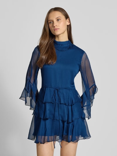 Frauenmodel trägt Cocktailkleid in Minilänge Modell 'NORAH' von Bardot aus blauem Chiffon mit Stufen-Look, Volants, Stehkragen, 3/4-Ärmeln und Taillenband, Ganzkörperansicht von vorne.