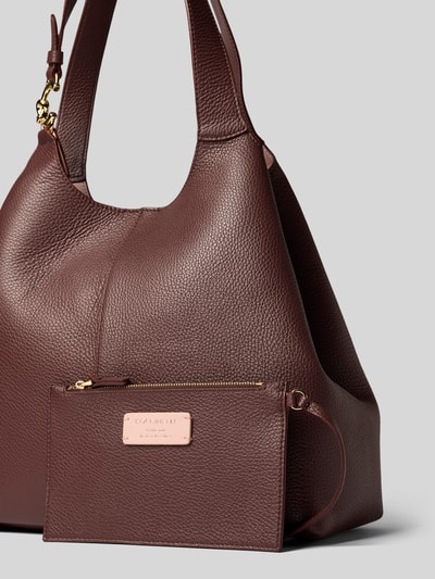 Produktfoto, Tote Bag mit Logo-Detail von Coccinelle in dunklem Braun, strukturierte Lederoptik, herausnehmbare Innentasche, Magnetverschluss, Schulterriemen, 25 x 31 x 15 cm, Länge Schulterriemen 54 cm