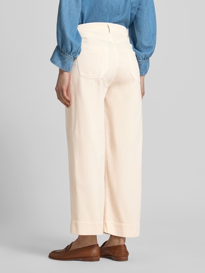 Frauenmodel trägt Wide Leg Jeans mit aufgesetzten Taschen Modell 'MIRU' von Raffaello Rossi im Leinen-Baumwoll-Mix, 6/8-Länge, Ganzkörperansicht Rückansicht.