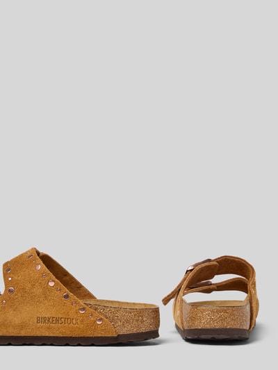 Productfoto, Slippers uit echt leer Model 'Arizona' van Birkenstock voor dames, afgeronde pasvorm, met studs, open hiel, profielzool, hakhoogte maat 40: 4 cm, bruin, grof suède textuur