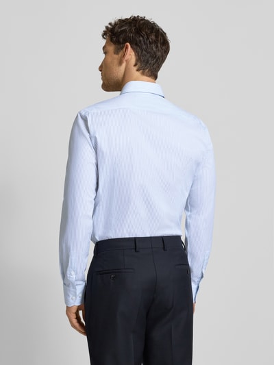 Männermodel trägt Slim Fit Businesshemd aus Baumwoll-Mix Modell 'HANK' von BOSS, Optik: Allover-Muster, gestreift, Ganzkörperansicht Rückansicht.