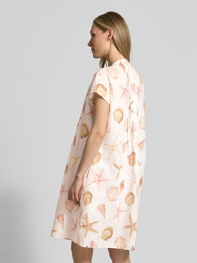 Frauenmodel trägt Knielanges Kleid mit Tunikakragen von Emily Van den Bergh aus Reine Baumwolle, Taillierter Schnitt, Muschel-Muster, Ganzkörperansicht Rückansicht.