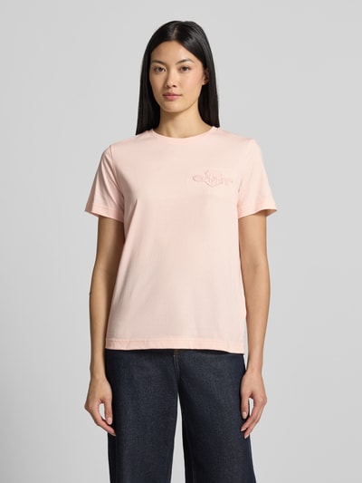 Vrouwenmodel draagt lichtroze regular fit t-shirt van puur katoen, Regular Fit T-Shirt aus reiner Baumwolle van GANT, Dames, frontaal totaalbeeld