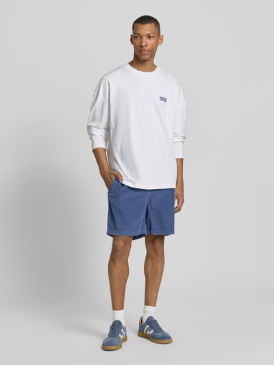 Männermodel trägt Shorts mit elastischem Bund Modell 'PADOW' von American Vintage aus Reine Baumwolle im Loose-Fit, Ganzkörperansicht von vorne.