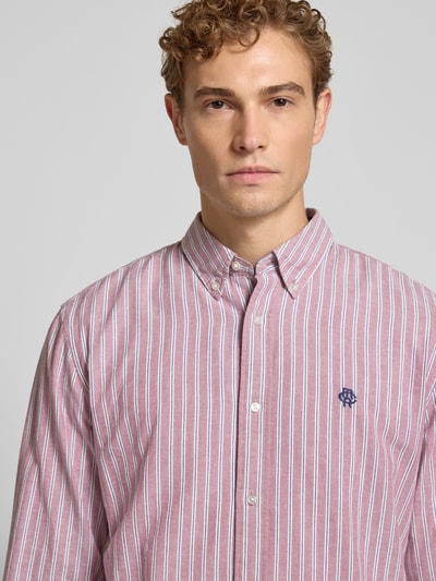 Männermodel trägt Regular fit vrijetijdsoverhemd uit puur katoen met labelstitching en button-downkraag van MCNEAL, Nahaufnahme Oberkörper
