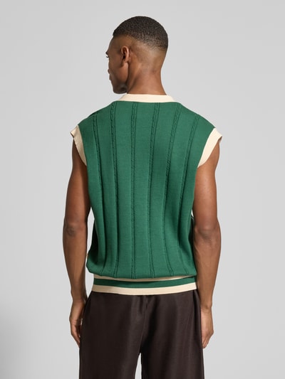 Mannenmodel draagt Regular Fit Weste in breilook met logo-stitching van BLKVIS, groen met beige, rugaanzicht, volledig lichaam.