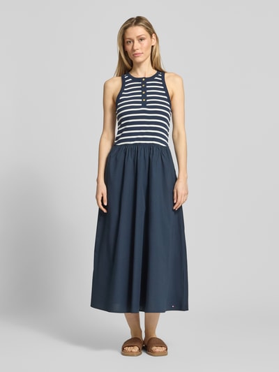 Kobiece modelka nosi A-Linie Freizeitkleid aus reiner Baumwolle od Tommy Hilfiger, bawełniany miks, paski, jednolity dół, maxi długość, szerokie ramiączka, kieszenie boczne, widok całej sylwetki z przodu.