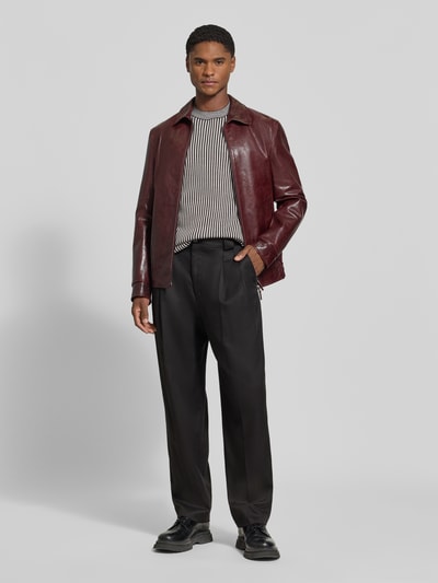Mannermodel draagt Regular Fit gebreide pullover uit scheerwolmix met streepmotief van Armani Exchange, Heren, elastische boordjes, ruglengte maat M 70 cm, mouwlengte maat M 69 cm, zwart-wit met fijne textuur, volledig lichaam vooraanzicht.
