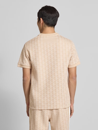 Männermodel draagt Regular Fit T-shirt met katoenmix van Lacoste, look: effen, monogrammotief, logopatch, ronde hals, korte mouw, mouwboord. Ganzkörperansicht Rückansicht.