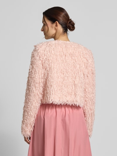 Frauenmodel trägt Regular Fit Jacke in Feder-Optik von Christian Berg Woman Selection in zartem Rosa, strukturierte Oberfläche, Ganzkörperansicht Rückansicht.