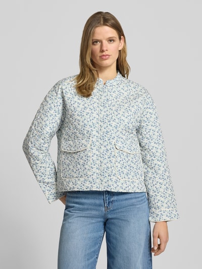 Kobiece model nosi Regular Fit Hemdjacke mit Allover-Muster Modell 'HALLIE' od Only, krój regular fit, kwiatowy wzór na całej powierzchni, stójka, długi rękaw, kieszenie z patką, efekt: wzór na całej powierzchni, przód, zbliżenie na górną część ciała.