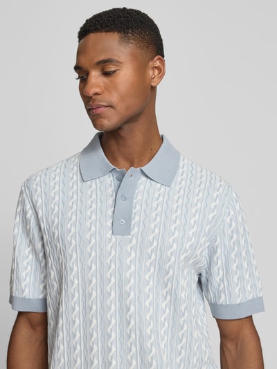 Männermodel trägt Regular Fit Poloshirt mit Knopfleiste Modell 'Tamian' von Drykorn aus Reine Baumwolle, sanfte Blautöne, Nahaufnahme Oberkörper. Rückenlänge bei Größe M: 66 cm.