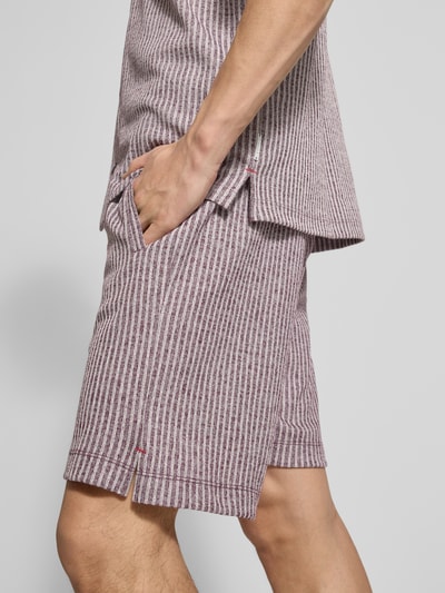 Männermodel trägt Regular Fit Shorts aus Viskose-Mix Modell 'CIARI' von CINQUE, Streifenmuster, Eingrifftaschen, Nahaufnahme Oberschenkel.