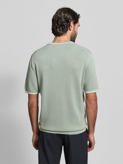 Männermodel trägt Regular Fit T-Shirt in Strick-Optik von Christian Berg Men, mintgrün, reine Baumwolle, elastische Abschlüsse, Ganzkörperansicht Rückansicht.