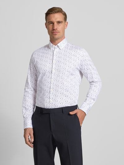 Männermodel trägt Regular Fit Freizeithemd mit Button-Down-Kragen von Bugatti, Allover-Look, reine Baumwolle, Nahaufnahme Oberkörper.