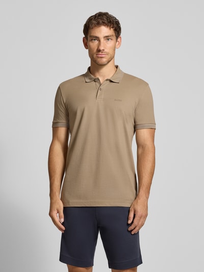 Mannelijk model draagt regular fit poloshirt uit pure katoen model 'PIO 1' van BOSS Green in beige, Ganzkörperansicht van voren.