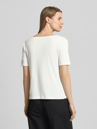 Frauenmodel trägt T-Shirt mit Wasserfall-Ausschnitt von More & More in Weiß, Viskose-Mix, Regular Fit, Rückansicht, Ganzkörperansicht Rückansicht.