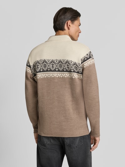 Męski model nosi kurtkę wełnianą Regular Fit Model 'Moritz' od Dale of Norway, imitacja dzianiny, stójka, zamek błyskawiczny, Długość tyłu w rozmiarze M: 71 cm, Długość rękawów w rozmiarze M: 63 cm, widok całej sylwetki z tyłu.