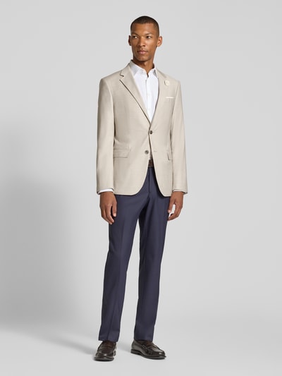 Männermodel trägt Sakko mit Einstecktuch Modell 'Wedding Herby' von JOOP! Collection aus Schurwolle-Viskose, florale Applikation, Ganzkörperansicht von vorne.