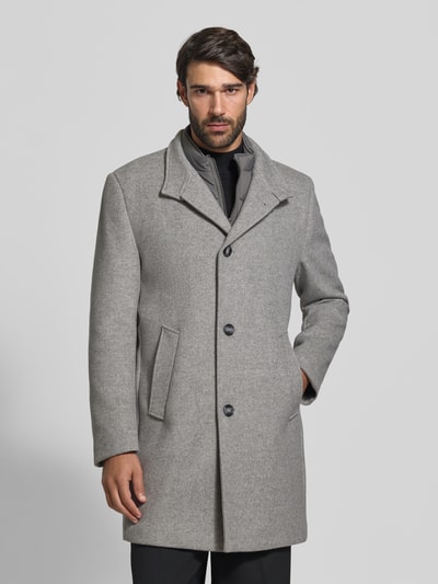Männermodel trägt Mantel mit Stehkragen und Eingrifftaschen von bugatti in Grau, Material-Mix mit Woll-Anteil, Nahaufnahme Oberkörper.