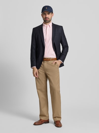 Mężczyzna nosi Freizeithemd mit Knopfleiste od Polo Ralph Lauren, różowa bawełna, krój regular fit, widok całej sylwetki z przodu.