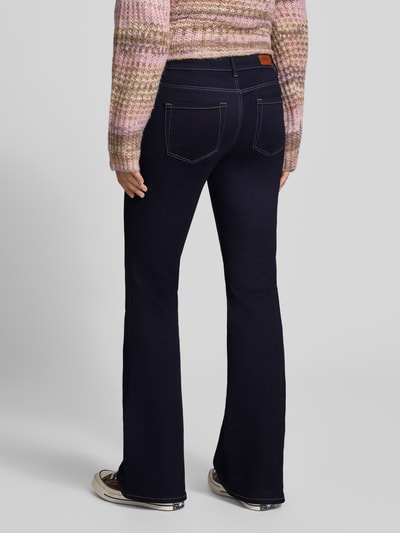 Vrouwenmodel draagt Regular Waist Bootcut-jeans met Retro-Flare van ONLY, look: effen, denim, 5-pocketmodel, flared pasvorm, dark wassing, geheel achteraanzicht