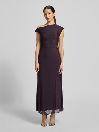 Modelka kobieca nosi Maxikleid im Off-Shoulder-Look Modell 'Violet Hanky' od Forever New, fioletowy, dopasowany fason, materiał rozciągliwy, widoczna tekstura, długość tyłu w rozmiarze 36: 133 cm, szerokość w rozmiarze 36: 42 cm, widok całej sylwetki z przodu.
