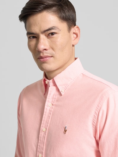 Männermodel trägt Freizeithemd mit Knopfleiste von Polo Ralph Lauren in Rosa, Reine Baumwolle, Regular-Fit, Button-Down-Kragen, Label-Stitching, Nahaufnahme Oberkörper.
