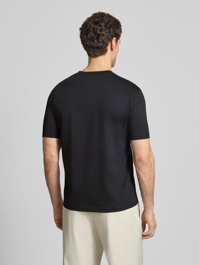 Männermodel trägt Regular Fit T-Shirt Set im 2er-Pack von Marc O'Polo, unifarben, Logo-Print, reine Baumwolle, Ganzkörperansicht Rückansicht.