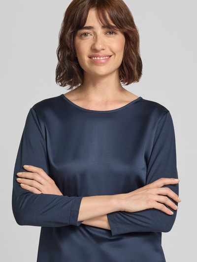 Frauenmodel trägt Longsleeve mit 3/4-Arm Modell 'Tamina' von JOOP! aus Viskose-Elasthan-Mix in Dunkelblau, Nahaufnahme Oberkörper.