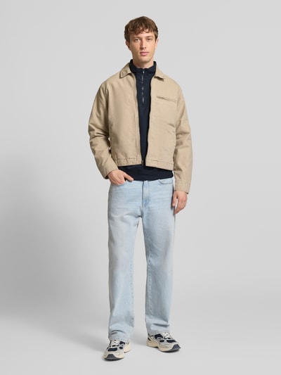 Männermodel trägt Sweatshirt mit Troyer-Kragen Modell 'BRODY' von Blend aus Baumwoll-Mix, gerader Schnitt, dunkelblau, Ganzkörperansicht von vorne