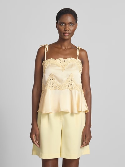 Frauenmodel trägt Damen Top mit Spitzenbesatz Modell 'Kaela' von Neo Noir in Creme, glänzende Textur, tailliert, Ganzkörperansicht von vorne.