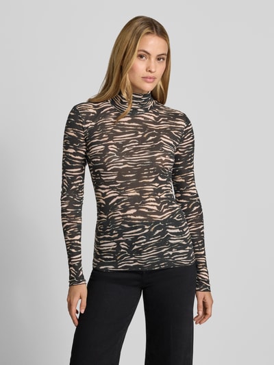 Vrouwenmodel draagt Slim Fit Longsleeve uit puur lyocell van Lanius, all-over dierenprint, structuurpatroon, ruglengte bij maat 36: 58 cm, zwart en beige, opstaande kraag, shirt met lange mouwen, voorkant volledig in beeld, KI-modified image.