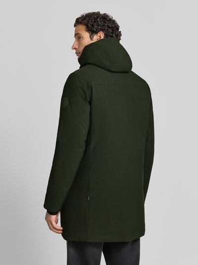 Männermodel trägt donkergroene Heren jack met hooggesloten kraag, Klepzak, regular fit Save The Duck Jacke mit verdektem ritssluiting Model 'WILSON', Ruglengte maat M 89 cm, schouderbreedte 46 cm, borstwijdte 51 cm, mouwlengte 68 cm, Ganzkörperansicht Rückansicht.