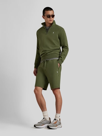 Männermodel trägt Regular Fit Sweatshirt aus Baumwoll-Mix von Polo Ralph Lauren, Optik: Unifarben, Passform: Regular-Fit, Logo-Stitching, Kragenform: Troyer, Ärmelform: Langarm, Material: Baumwoll-Mix, Ganzkörperansicht von vorne