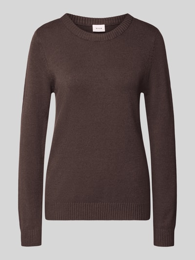 Produktfoto, brauner Strickpullover aus Viskose-Mix von VILA, gerippter Rundhalsausschnitt, taillierte Passform, dezente Struktur