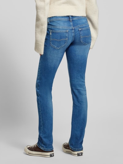 Vrouwenmodel draagt Skinny Fit Jeans uit katoenmix model 'VENUS' van Pepe Jeans, effen blauw denim met label patch, low waist, vijf zakken, detailopname rugaanzicht.
