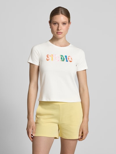 Frauenmodel trägt Regular Fit T-Shirt mit Logo-Stitching von JAKE*S STUDIO WOMAN, weiß, reine Baumwolle, Rundhalsausschnitt, Nahaufnahme Oberkörper.