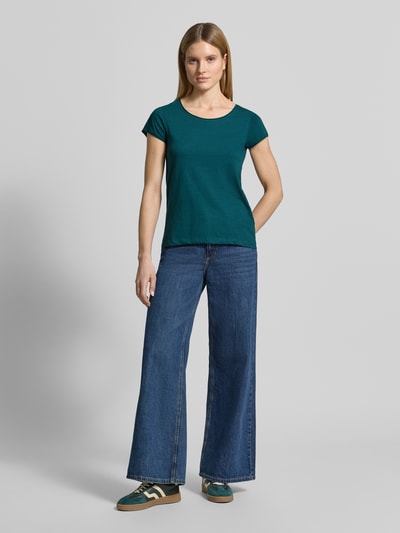 Kobiece model prezentuje damski t-shirt Regular Fit T-Shirt aus reiner Baumwolle od Tom Tailor w melanżowym stylu, krój regular fit, dekolt w łódkę, krótki rękaw ze zrolowanym brzegiem, wykończenie z dżerseju, 100% bawełna, widok całej sylwetki z przodu.