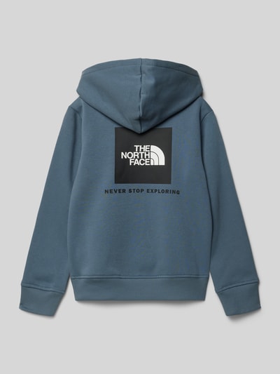Mädchen trägt Regular Fit Hoodie mit Logo-Print von The North Face, Baumwoll-Mix, Känguru-Taschen, elastische Abschlüsse, Ganzkörperansicht Rückansicht
